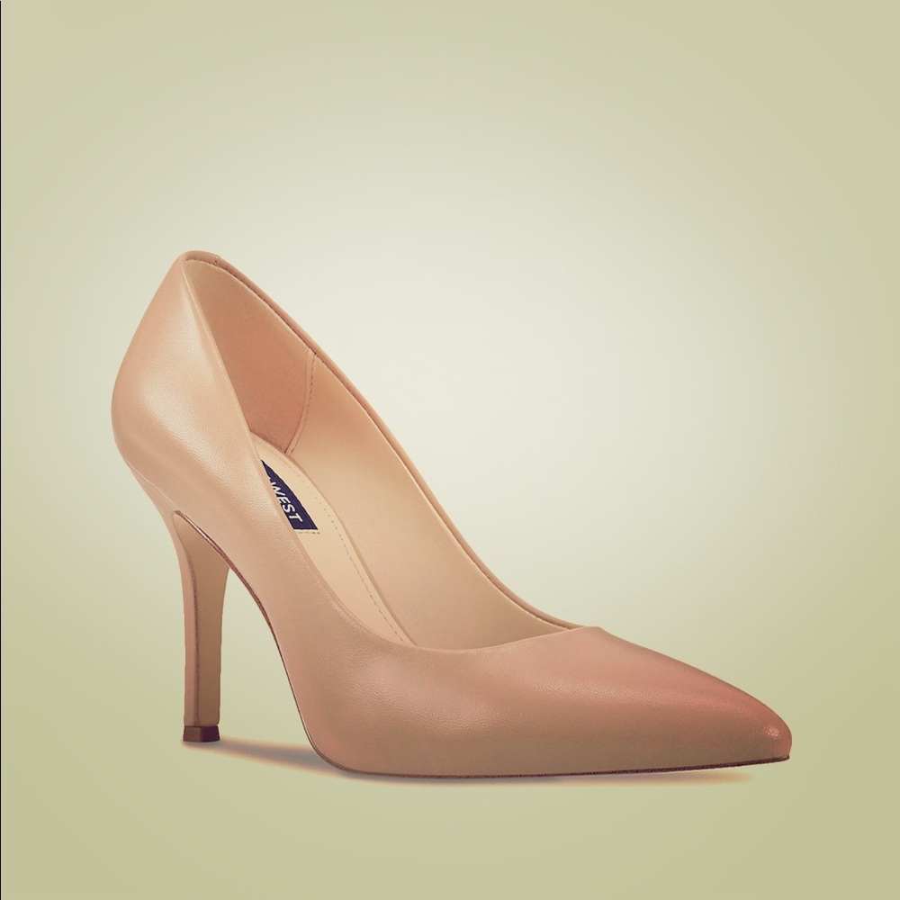 Classic Nine West Nude Heels ( Size 9)